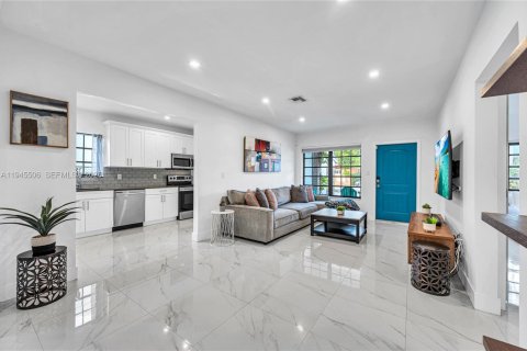 House in Miami, Florida 2 bedrooms, 110.74 sq.m. № 2005330 - photo 5