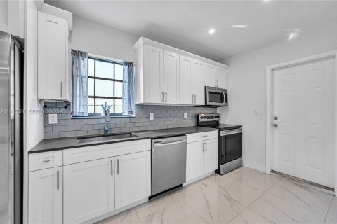 House in Miami, Florida 2 bedrooms, 110.74 sq.m. № 2005330 - photo 10