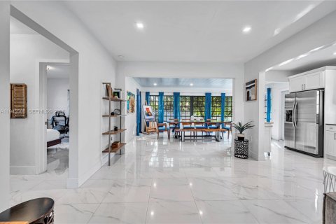 House in Miami, Florida 2 bedrooms, 110.74 sq.m. № 2005330 - photo 13