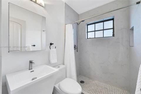 House in Miami, Florida 2 bedrooms, 110.74 sq.m. № 2005330 - photo 20
