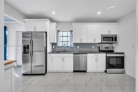 House in Miami, Florida 2 bedrooms, 110.74 sq.m. № 2005330 - photo 9