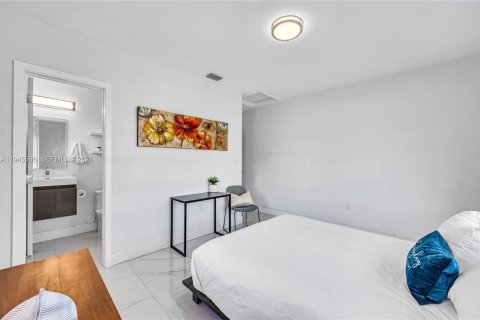 House in Miami, Florida 2 bedrooms, 110.74 sq.m. № 2005330 - photo 16