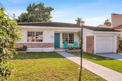 House in Miami, Florida 2 bedrooms, 110.74 sq.m. № 2005330 - photo 1