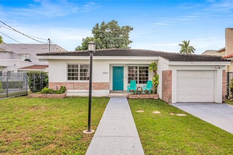 House in Miami, Florida 2 bedrooms, 110.74 sq.m. № 2005330 - photo 2