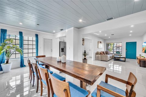 House in Miami, Florida 2 bedrooms, 110.74 sq.m. № 2005330 - photo 8