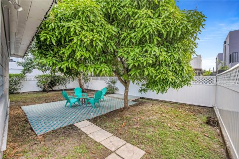 House in Miami, Florida 2 bedrooms, 110.74 sq.m. № 2005330 - photo 23