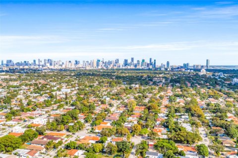 House in Miami, Florida 2 bedrooms, 110.74 sq.m. № 2005330 - photo 30