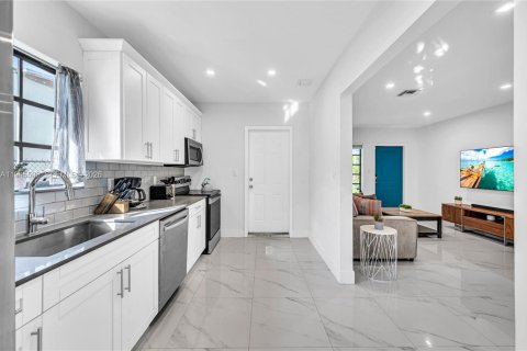 House in Miami, Florida 2 bedrooms, 110.74 sq.m. № 2005330 - photo 11