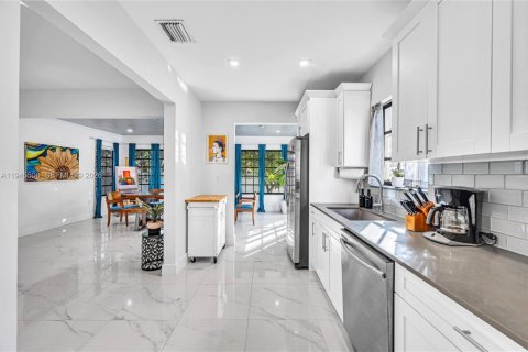 House in Miami, Florida 2 bedrooms, 110.74 sq.m. № 2005330 - photo 12