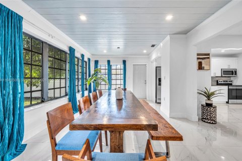 House in Miami, Florida 2 bedrooms, 110.74 sq.m. № 2005330 - photo 7