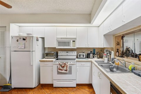 Condominio en venta en Pembroke Pines, Florida, 1 dormitorio, 113.62 m2 № 2033418 - foto 14