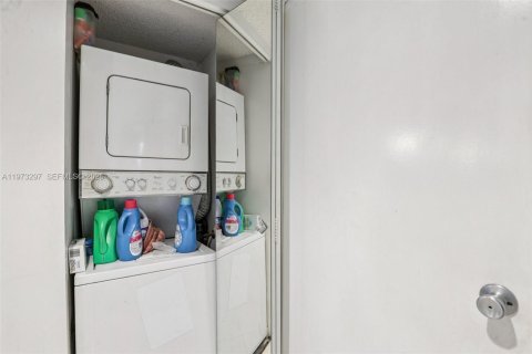 Condominio en venta en Pembroke Pines, Florida, 1 dormitorio, 113.62 m2 № 2033418 - foto 25