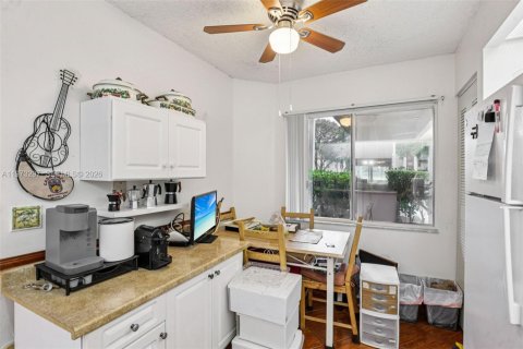 Condominio en venta en Pembroke Pines, Florida, 1 dormitorio, 113.62 m2 № 2033418 - foto 15