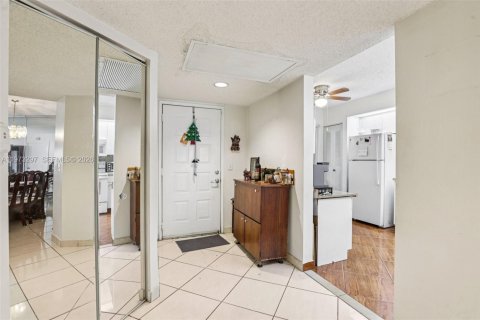 Condominio en venta en Pembroke Pines, Florida, 1 dormitorio, 113.62 m2 № 2033418 - foto 5