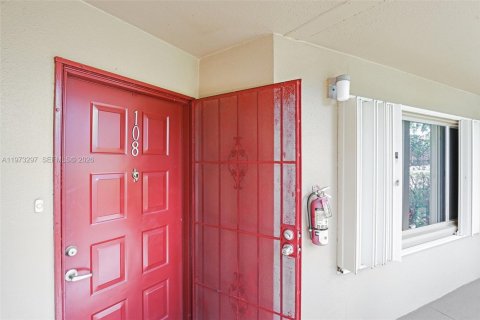 Condominio en venta en Pembroke Pines, Florida, 1 dormitorio, 113.62 m2 № 2033418 - foto 28