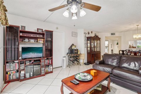 Condominio en venta en Pembroke Pines, Florida, 1 dormitorio, 113.62 m2 № 2033418 - foto 9