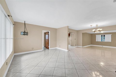 Villa ou maison à vendre à Miami, Floride: 3 chambres, 172.89 m2 № 1975594 - photo 6
