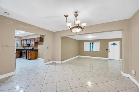 Villa ou maison à vendre à Miami, Floride: 3 chambres, 172.89 m2 № 1975594 - photo 12