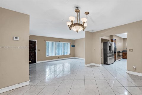 Villa ou maison à vendre à Miami, Floride: 3 chambres, 172.89 m2 № 1975594 - photo 5
