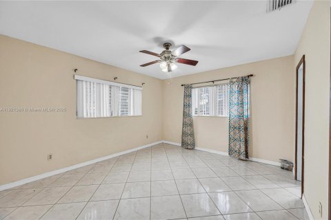 Villa ou maison à vendre à Miami, Floride: 3 chambres, 172.89 m2 № 1975594 - photo 21