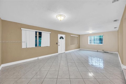 Villa ou maison à vendre à Miami, Floride: 3 chambres, 172.89 m2 № 1975594 - photo 15