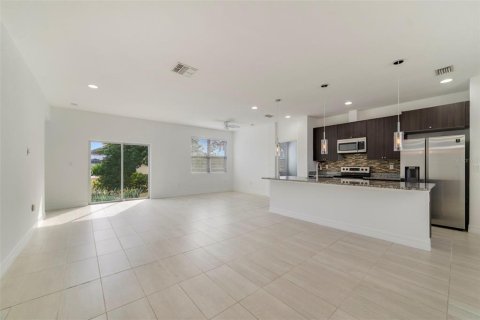 House in Poinciana, Florida 4 bedrooms, 162.58 sq.m. № 2150863 - photo 20