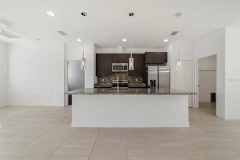 House in Poinciana, Florida 4 bedrooms, 162.58 sq.m. № 2150863 - photo 5
