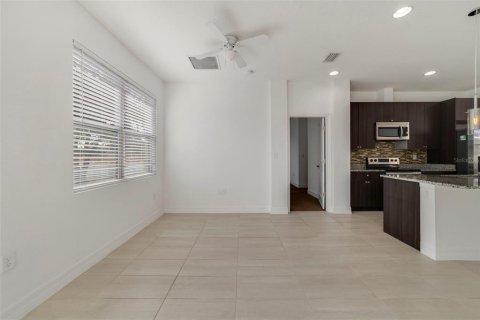 House in Poinciana, Florida 4 bedrooms, 162.58 sq.m. № 2150863 - photo 6