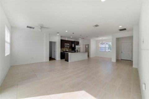 House in Poinciana, Florida 4 bedrooms, 162.58 sq.m. № 2150863 - photo 7