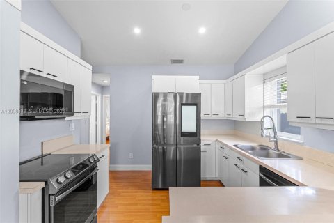 Villa ou maison à vendre à Miami, Floride: 3 chambres, 167.13 m2 № 2398008 - photo 6
