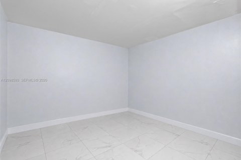 Villa ou maison à vendre à Miami, Floride: 3 chambres, 167.13 m2 № 2398008 - photo 16