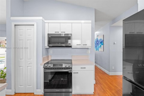 Villa ou maison à vendre à Miami, Floride: 3 chambres, 167.13 m2 № 2398008 - photo 8