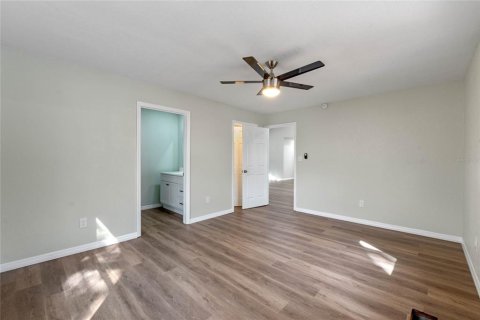 House in Fruitland Park, Florida 4 bedrooms, 198.72 sq.m. № 1856096 - photo 9