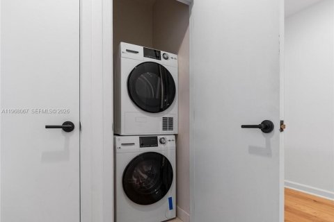 Condo in Miami Beach, Florida, 2 bedrooms  № 2029297 - photo 24