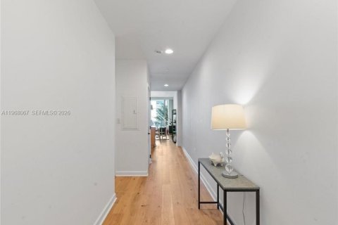 Condo in Miami Beach, Florida, 2 bedrooms  № 2029297 - photo 5