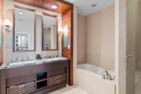 Condo in Miami Beach, Florida, 2 bedrooms  № 2029297 - photo 18