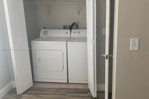 Copropriété à louer à Sunrise, Floride: 2 chambres, 89.65 m2 № 2383176 - photo 4