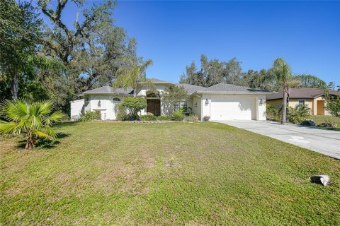House in Port Charlotte, Florida 3 bedrooms, 209.59 sq.m. № 1564587 - photo 1