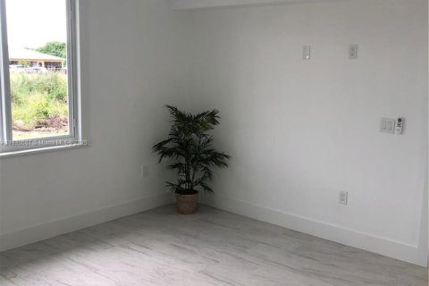 Propiedad comercial en venta en Lehigh Acres, Florida № 2022354 - foto 8