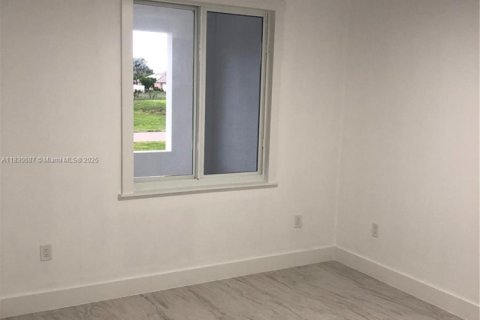 Propiedad comercial en venta en Lehigh Acres, Florida № 2022354 - foto 9