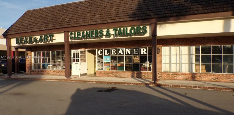 Коммерческая недвижимость в Лайтхаус-Пойнт, Флорида № 1986620