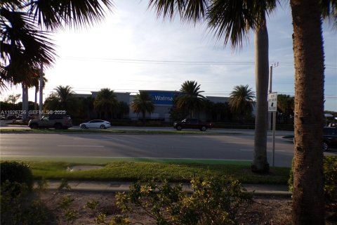 Купить коммерческую недвижимость в Лайтхаус-Пойнт, Флорида № 1986620 - фото 2