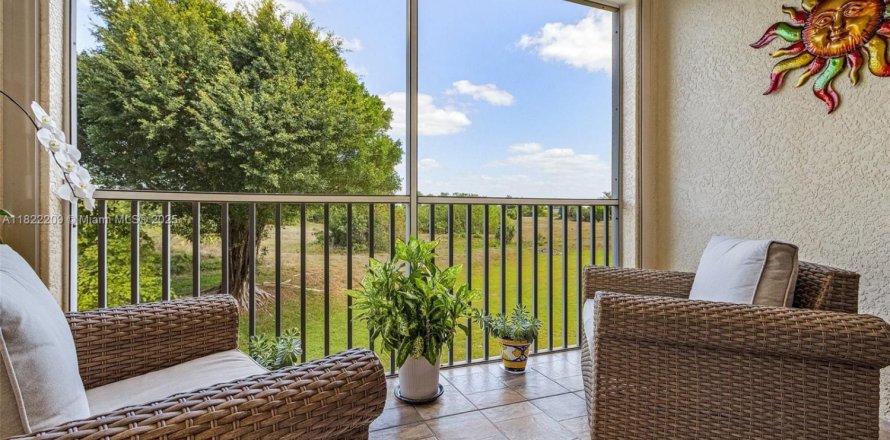 Condo in Cape Coral, Florida, 2 bedrooms № 1935110