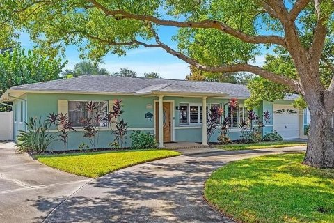 Casa en alquiler en Saint Petersburg, Florida, 2 dormitorios, 97.27 m2 № 1917496 - foto 1