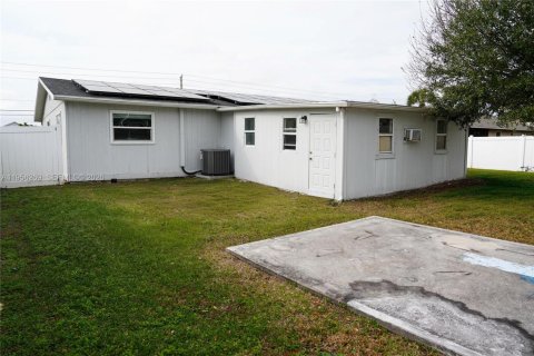 House in Sebastian, Florida 3 bedrooms, 124.58 sq.m. № 2011922 - photo 26