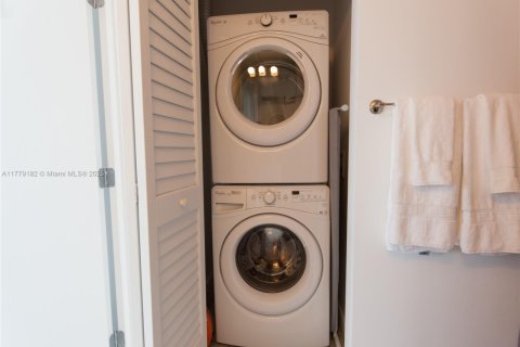 Condo in Miami, Florida, 1 bedroom  № 1994779 - photo 18