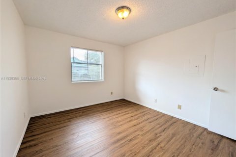 Condominio en alquiler en Miami, Florida, 1 dormitorio, 53.79 m2 № 1996004 - foto 15