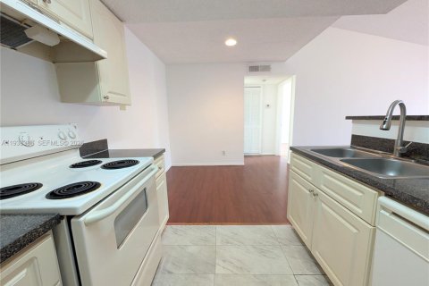 Condominio en alquiler en Miami, Florida, 1 dormitorio, 53.79 m2 № 1996004 - foto 12