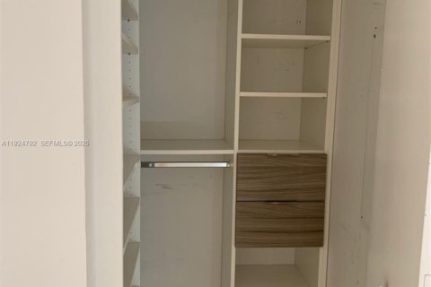 Condominio en alquiler en Doral, Florida, 2 dormitorios, 108.32 m2 № 1983109 - foto 8