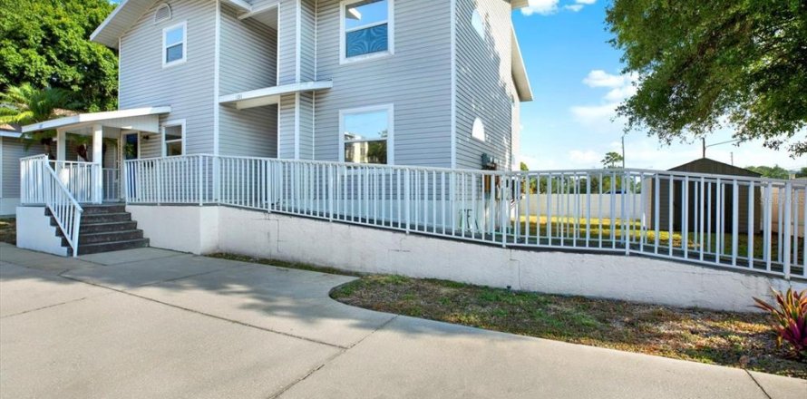 Appartement à Saint Petersburg, Floride 2 chambres, 104.24 m2 № 2151302
